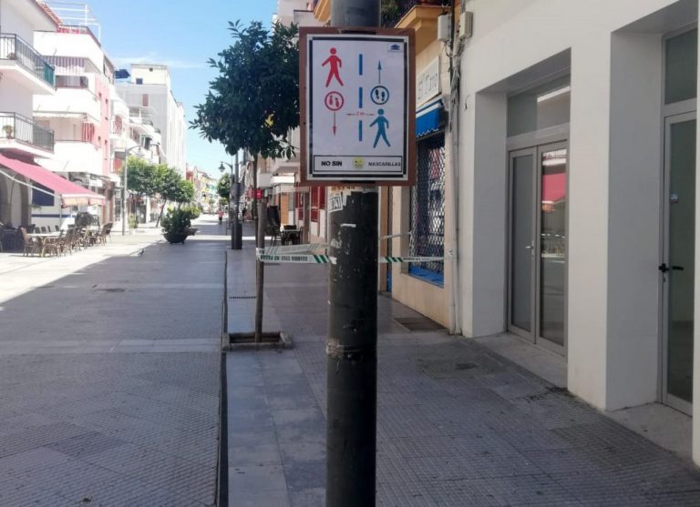 Punta ordena el paso y señaliza el sentido de la marcha de los peatones en la calle Ancha