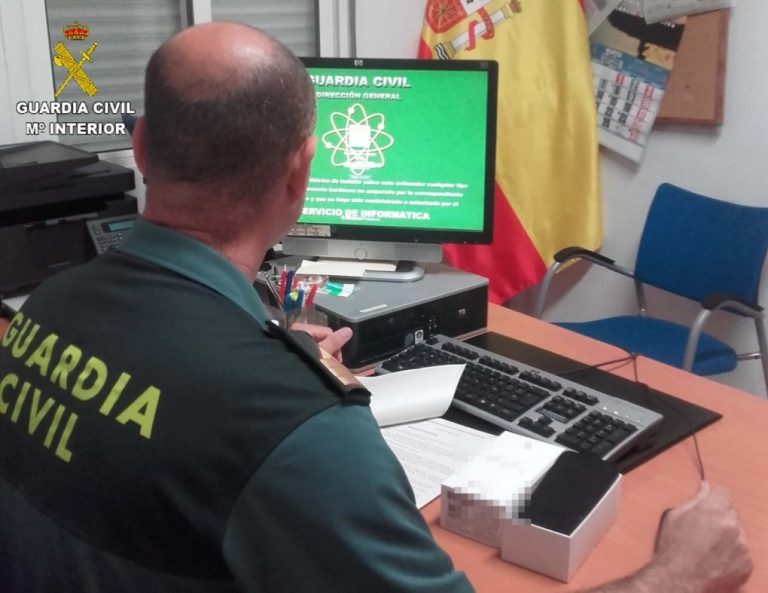 Dos detenidos, uno menor de edad, tras comprar por internet con tarjetas robadas en Bonares