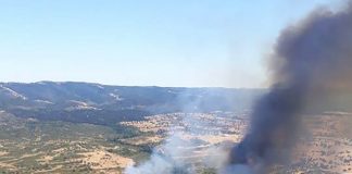 Once medios aéreos trabajan en un difícil incendio en Cabezas Rubias por el comportamiento errático del viento