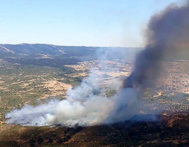 Once medios aéreos trabajan en un difícil incendio en Cabezas Rubias por el comportamiento errático del viento