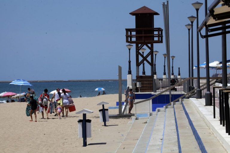 Los pueblos del litoral onubense recibirán 813.000 euros para material de seguridad en sus playas