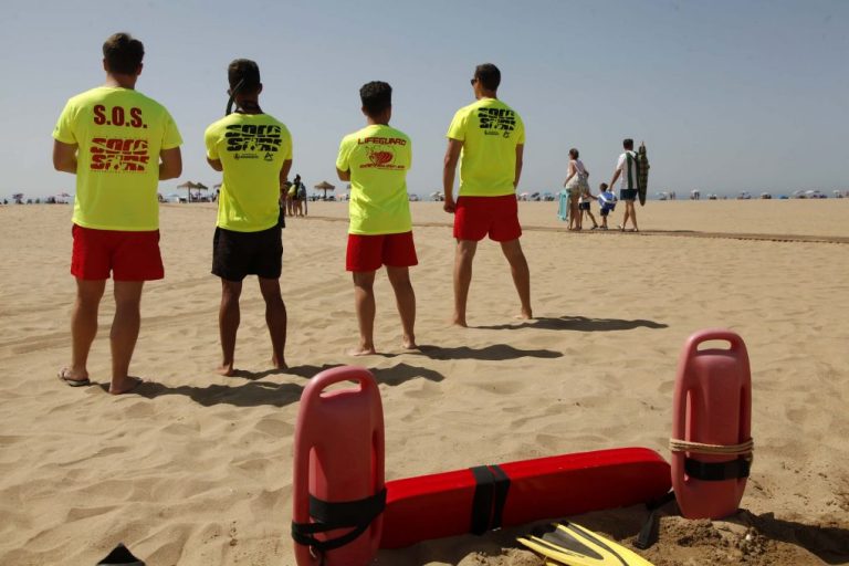 El Ayuntamiento de Ayamonte busca 28 socorristas para trabajar este verano en la playa