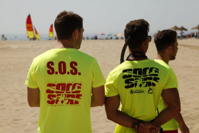 Reprochan a la Junta que «ningunee» a los ayuntamientos con los contratos de vigilantes de playa