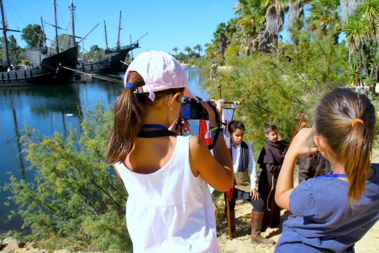 Talleres de artesanía y fotografía y ‘Cine bajo las estrellas’ animan las jornadas del Muelle de las Carabelas
