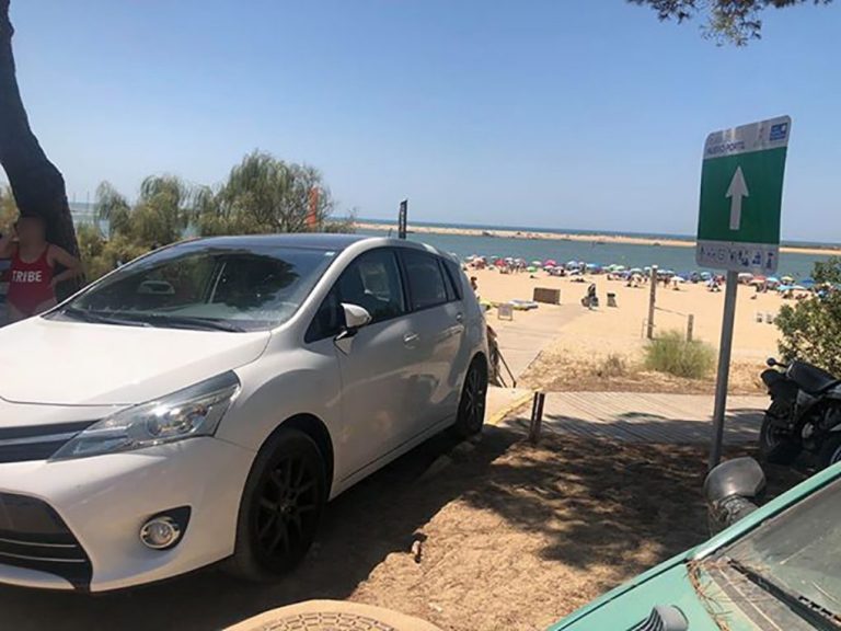 Denuncian la presencia de coches estacionados “hasta la mismísima playa” de la Culata, en Cartaya