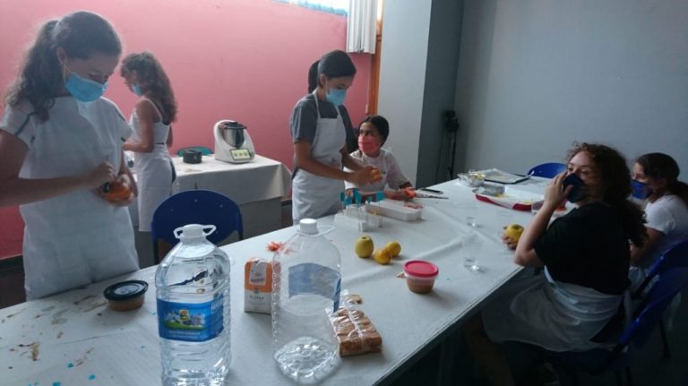Una quincena de jóvenes participan en Isla Cristina en un taller de cocina saludable