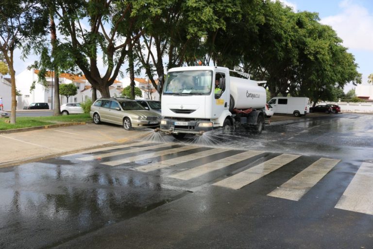 Cartaya intensifica la lucha contra el virus con 32.000 litros diarios de agua e hipoclorito