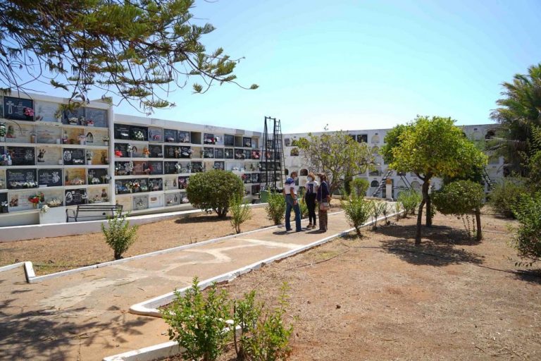 El Ayuntamiento de Ayamonte adecenta el cementerio municipal