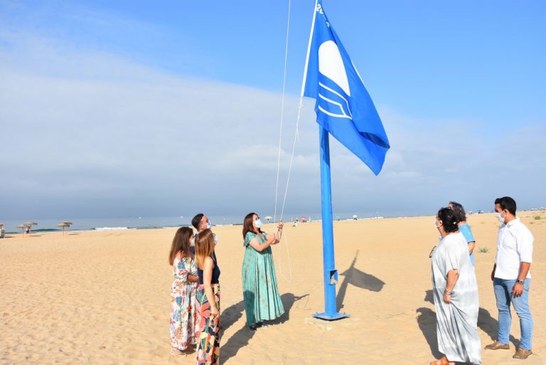 La Bandera Azul luce de nuevo en la playa de Punta Umbría