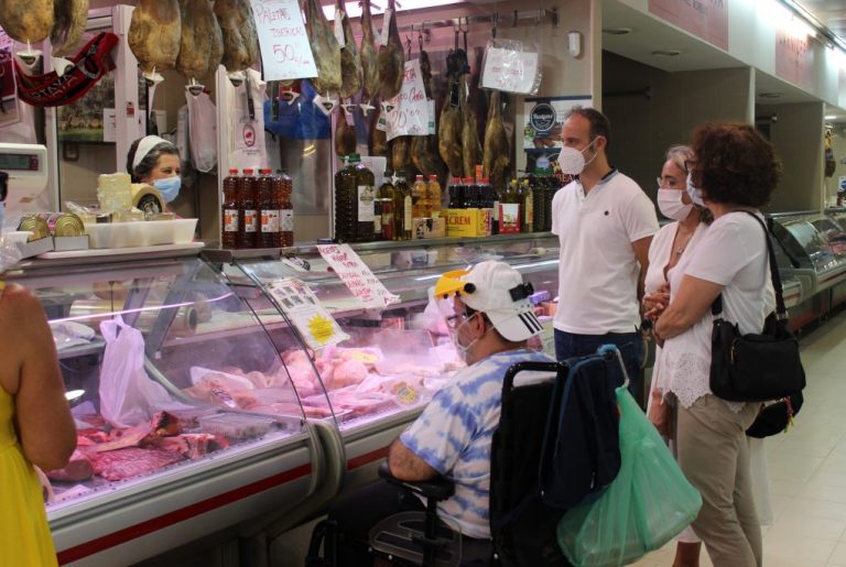 El nuevo Gobierno local se propone dinamizar el Mercado de Abastos de Cartaya
