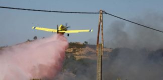 Un incendio arrasa un campamento de chabolas junto al Campú, en Lepe
