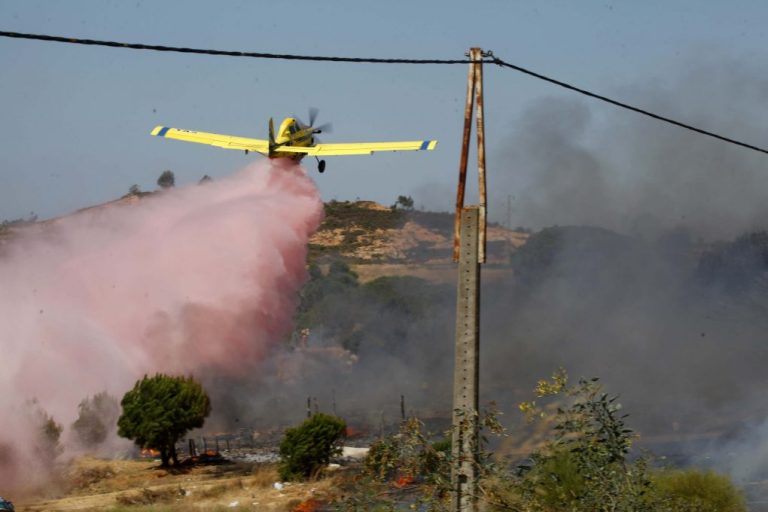 Un incendio arrasa un campamento de chabolas junto al Campú, en Lepe