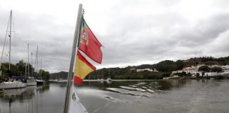 Fallece un varón al chocar con una moto de agua contra el puerto deportivo de Sanlúcar de Guadiana