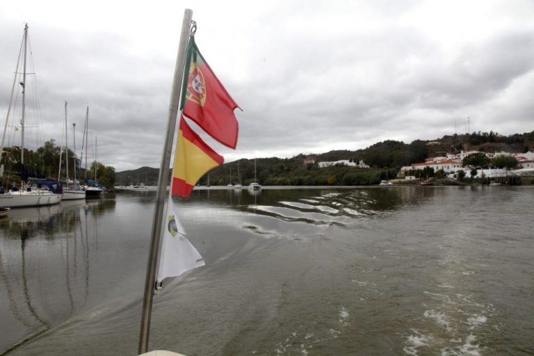 Fallece un varón al chocar con una moto de agua contra el puerto deportivo de Sanlúcar de Guadiana
