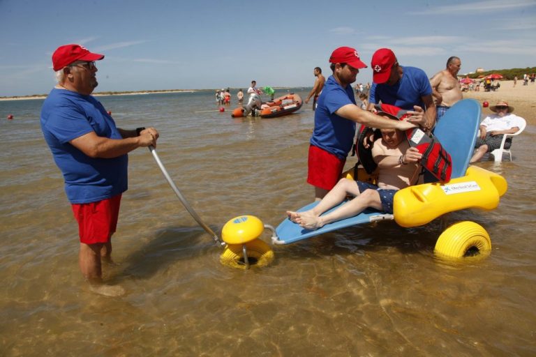 La playa de Nuevo Portil acoge una nueva edición del programa ‘Un baño sin barreras’