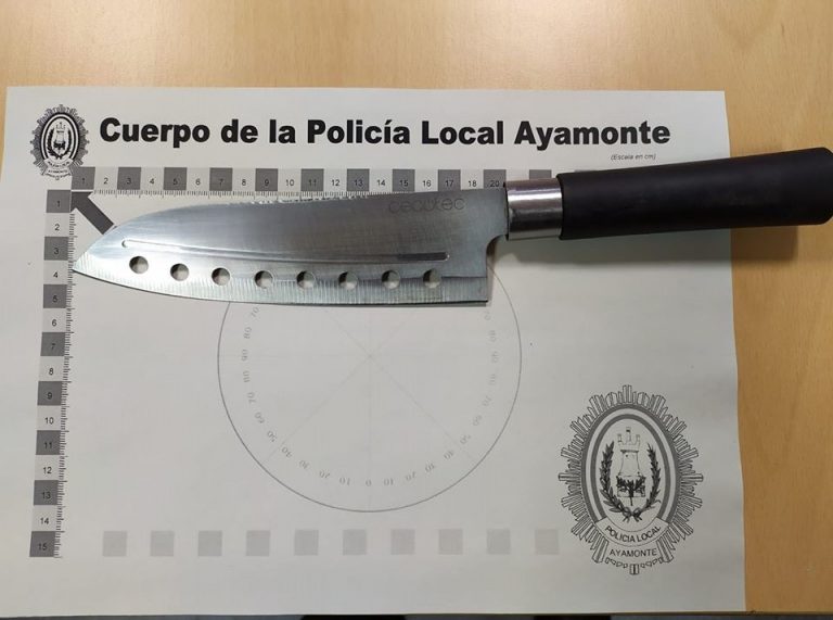 Separan una reyerta en Ayamonte con uno de los implicados armado con un gran cuchillo