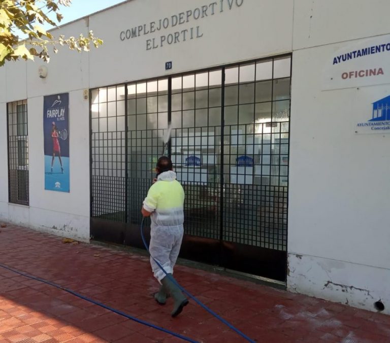 El plan de desinfección en lugares de alto tránsito incrementa su acción en El Portil