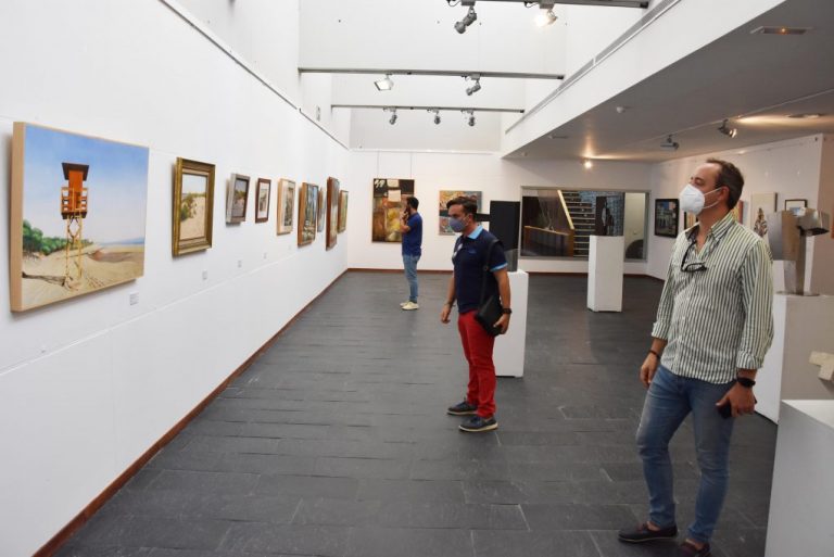 Punta umbría exhibe sus fondos de la pinacoteca municipal en el Centro Cultural