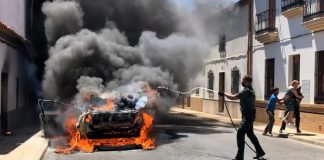 Vecinos y Guardia Civil sofocan un incendio que obliga a evacuar varias casas en Castillejos