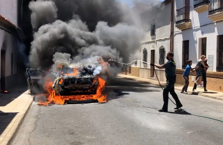 Vecinos y Guardia Civil sofocan un incendio que obliga a evacuar varias casas en Castillejos