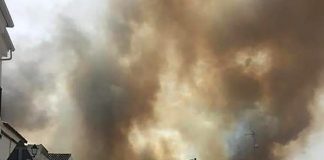 Infoca lucha contra un incendio forestal en el paraje Casablanca de Cumbres Mayores