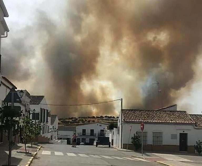 Infoca lucha contra un incendio forestal en el paraje Casablanca de Cumbres Mayores