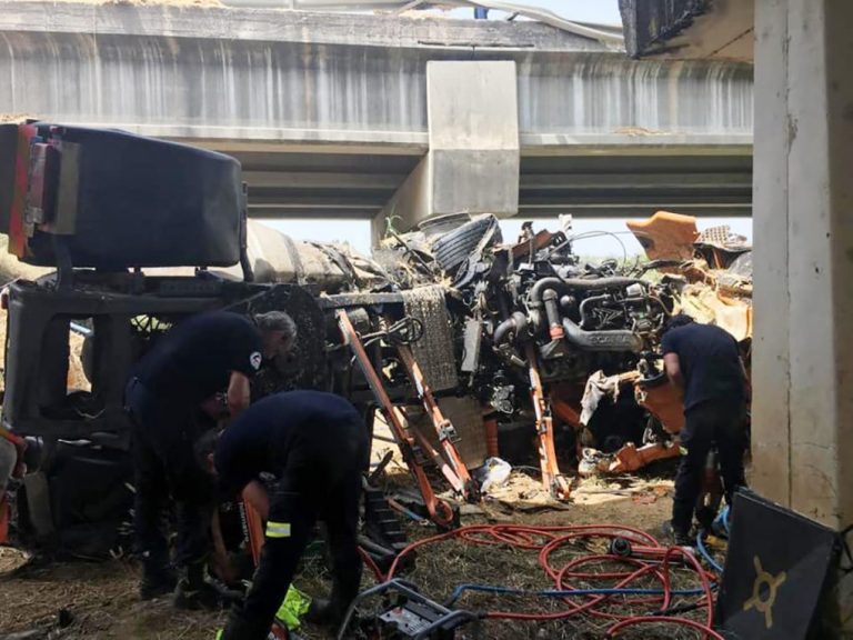 Chucena: fallece una mujer atrapada en la cabina de un camión que ha caído por un viaducto en la A-49