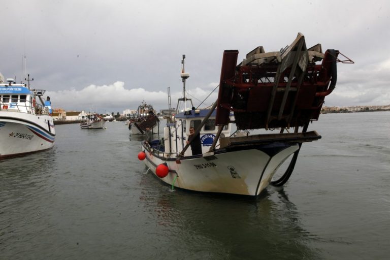 Concedidos casi 2,2 millones por la paralización temporal de la flota pesquera y marisquera