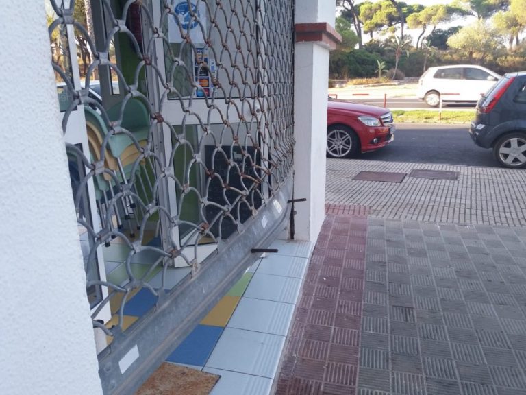 Asaltan dos heladerías en El Portil y Nuevo Portil y desparraman 50 litros de cerveza en uno de los locales