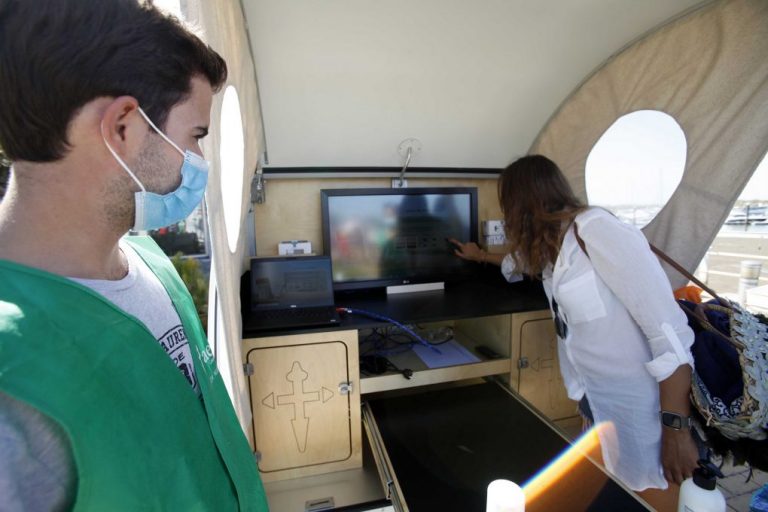 La AECC recorre la provincia onubense en ‘minicaravana’ para prevenir el cáncer de piel