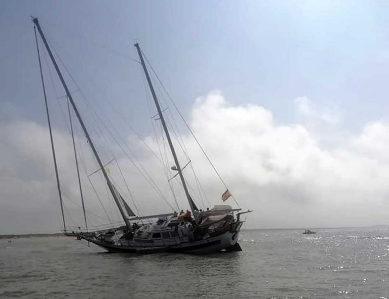 Rescatan en el Piedras un velero varado procedente de Canarias con 12 tripulantes a bordo