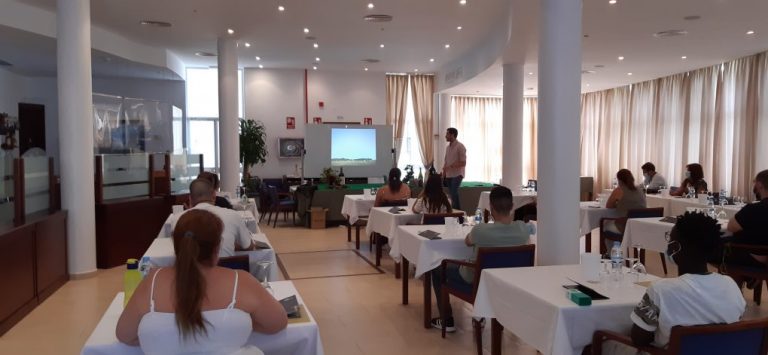 La Escuela de Hostelería de Islantilla acoge una cata de vinos del Huelva