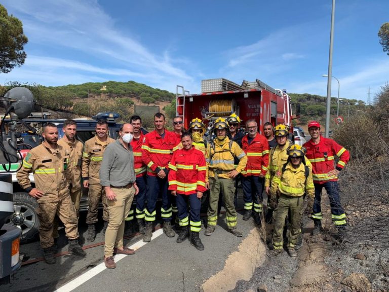 Bomberos de España y Portugal colaboran en la extinción de un incendio en Ayamonte