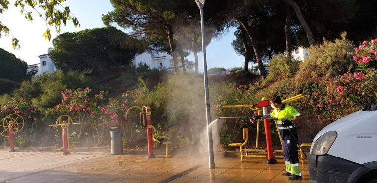 Refuerzan la desinfección diaria de parques infantiles en Punta y El Portil