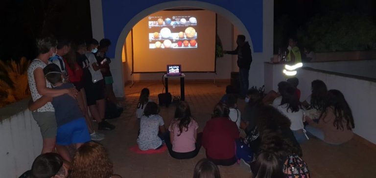 Jóvenes de Isla Cristina se conciencian sobre prevención mirando las estrellas