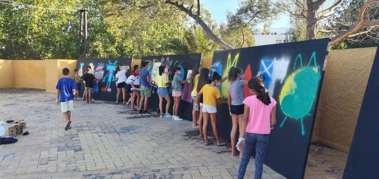 Una veintena de jóvenes participan en un Taller de Grafitis en Isla Cristina