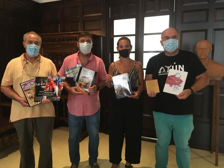 La Sociedad de Amigos del Atún de Isla dona varias publicaciones a la biblioteca municipal