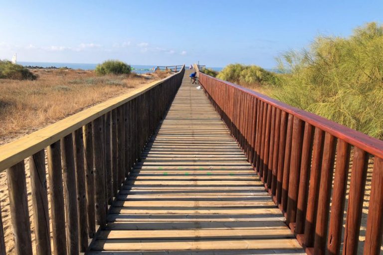 Islantilla pone a punto las pasarelas de acceso a sus playas