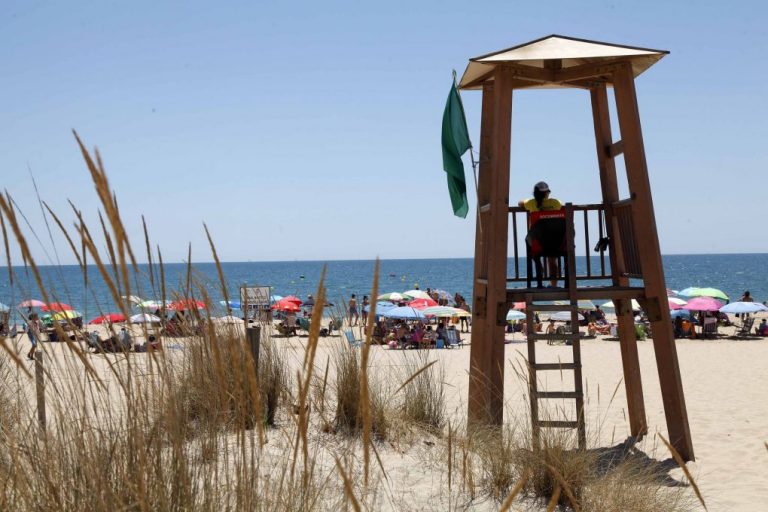 Isla Cristina: confirman un contagio por Covid-19 entre los socorristas de la playa