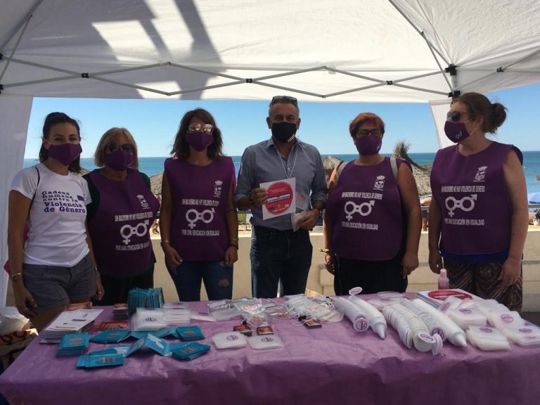 Las playas de Isla Cristina acogen una campaña contra la violencia de género