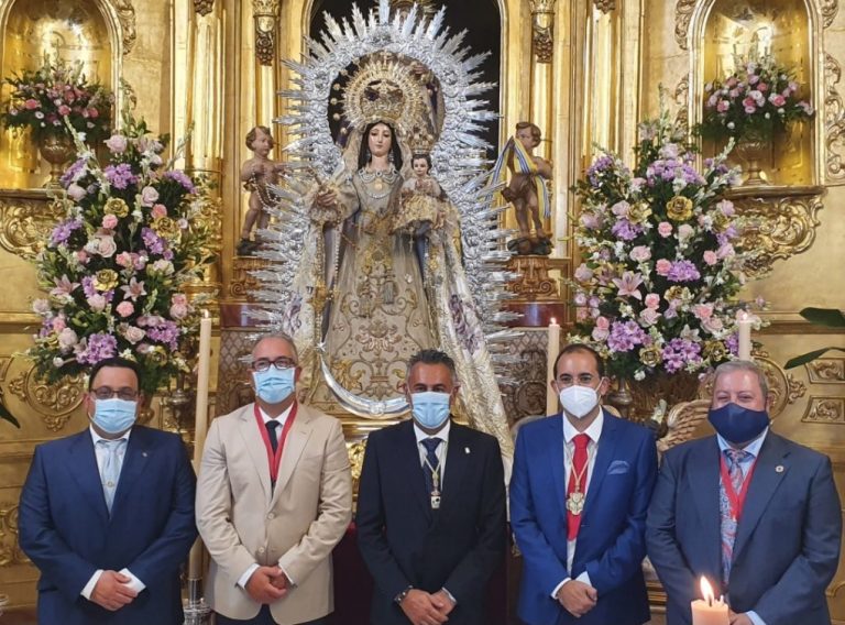 La imagen de la Virgen del Rosario regresa a su templo de Isla Cristina tras una restauración