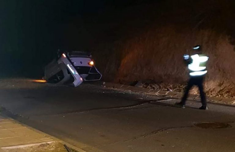 Investigan el aparatoso vuelco de un vehículo con 4 jóvenes en una calle de Cartaya