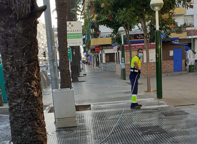 Punta Umbría sigue desinfectando con hipoclorito de sodio las zonas públicas frente al coronavirus