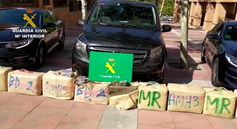 Pillados transportando 525 kilos de hachís en un vehículo VTC entre Huelva y Madrid