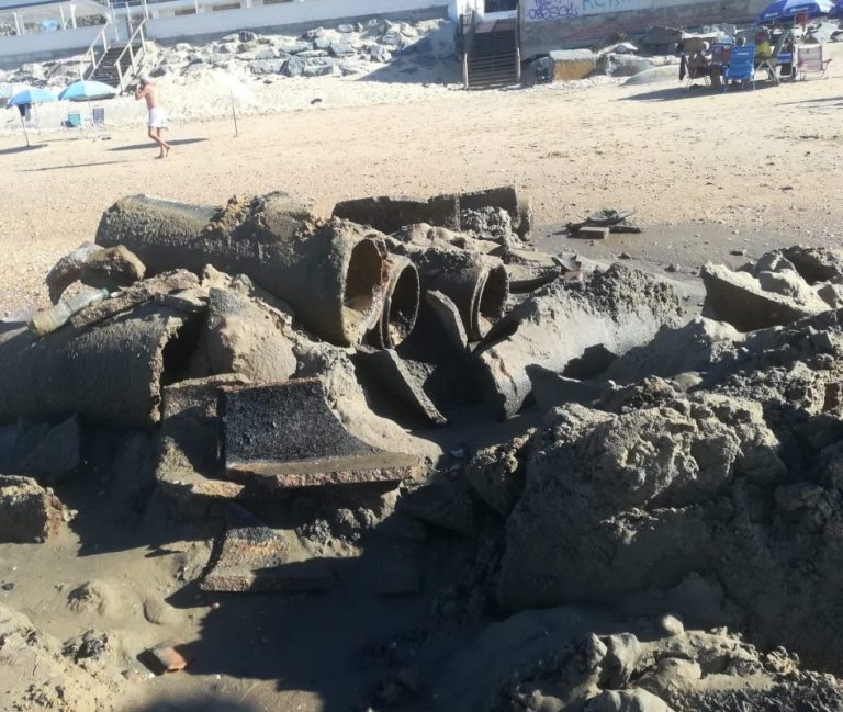 Punta Umbría retira tuberías de saneamiento en desuso de la playa de El Portil