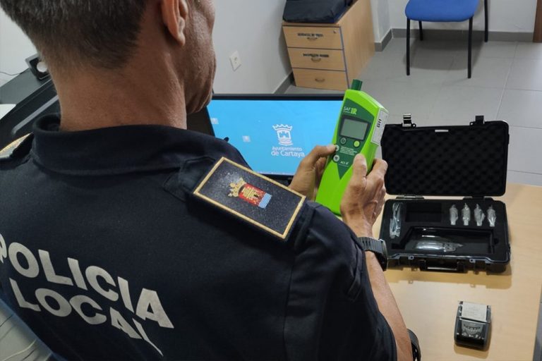 La Policía Local de Cartaya adquiere nuevos equipos para controlar el consumo de alcohol