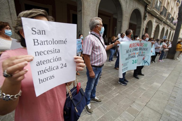 Vecinos de San Bartolomé piden en Huelva la restitución del servicio de Urgencias 24 horas
