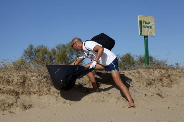 Unos 40 voluntarios limpian este fin de semana el paraje de la Flecha