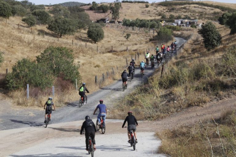 Diputación de Huelva celebra una jornada empresarial cicloturista en El Granado