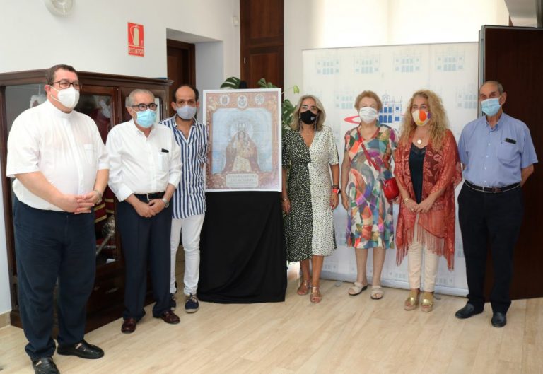 Una réplica del azulejo de la Virgen del Rosario anuncia los actos en honor a la Patrona de Cartaya